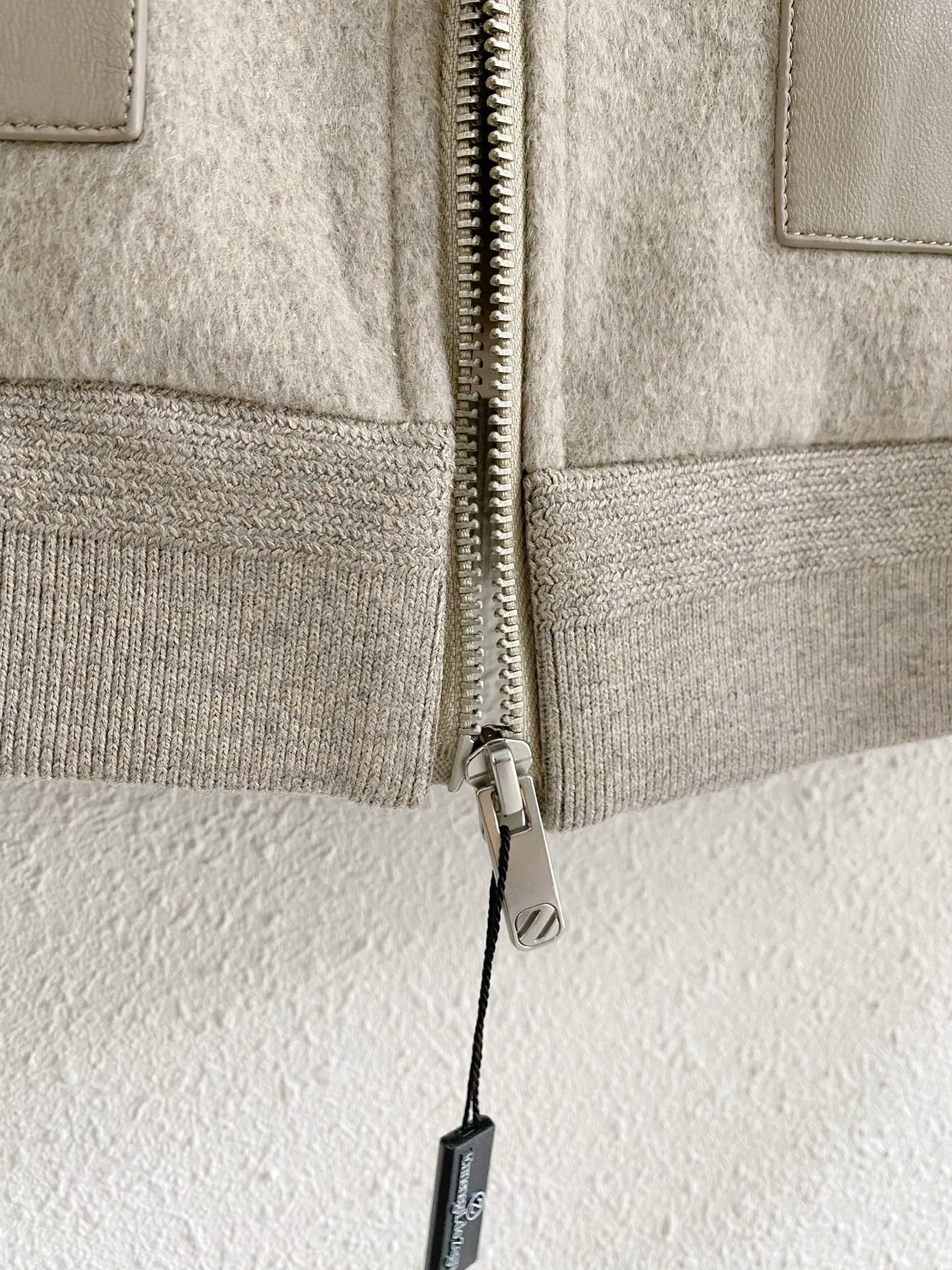 Zegna 2026 Autumn and Winter New Arrival Down Jacket. The wool blended fabric is warm and textured, with Genuine Leather pockets and high-end layers. The lapel zipper is neat and crisp, and the down filling inside keeps it warm. The ribbed cuffs and hem are snug and windproof, and the two colors are calm and elegant. It can be used in business and daily life, creating a light and luxurious men's autumn and winter jacket. Sizes:M-3XL